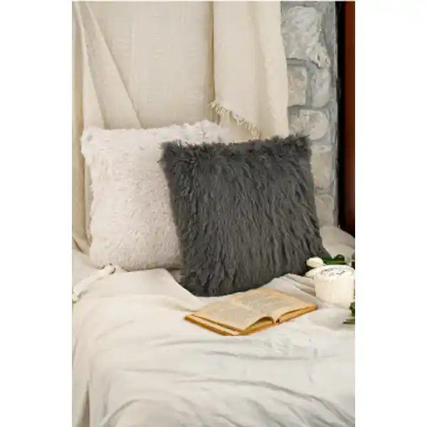 Tüylü Kırlentlerle Dekorasyonunuzu Sıcak ve Şık Hale Getirin