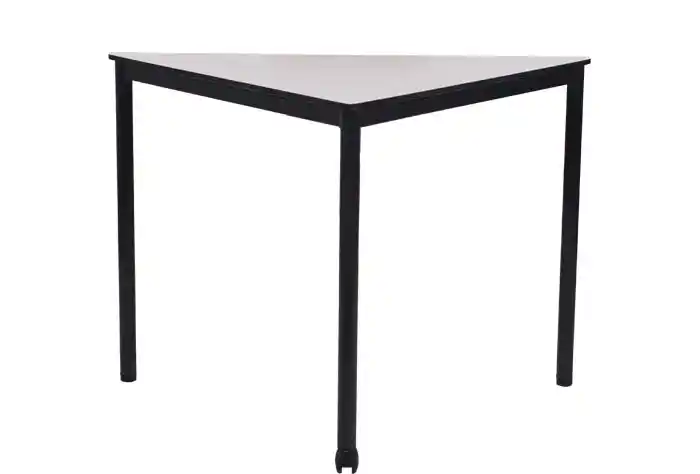 Üçgen Masa Dekorasyonunda Modern ve Şık Çözümlerle İç Mekanlara Yenilik Katın