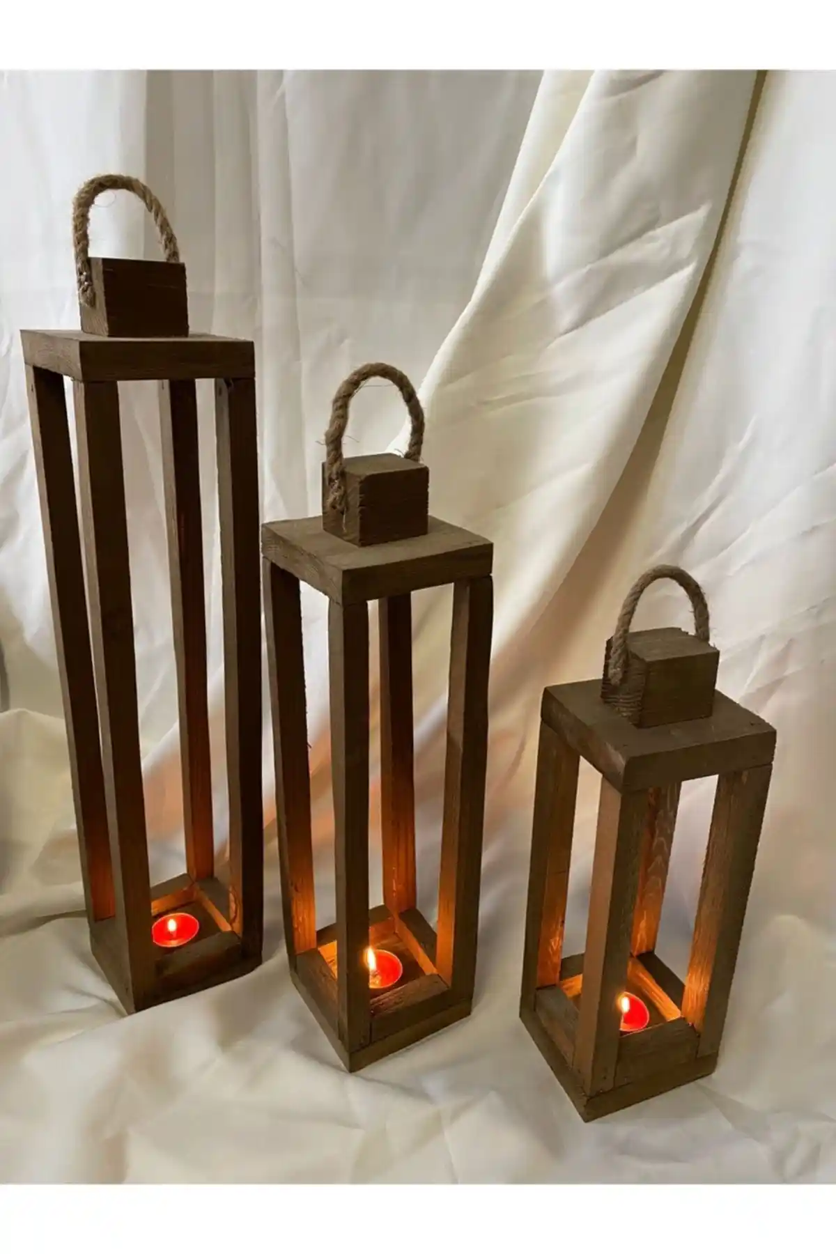 Üçlü Fener Mumluklar ile Dekorasyonunuza Şıklık ve Sıcaklık Katmanın Yolları