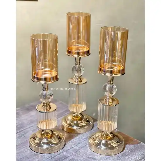 Üçlü Mumluk Dekorasyonu: Şıklık ve Zarafetin En Güzel Temsilcisi