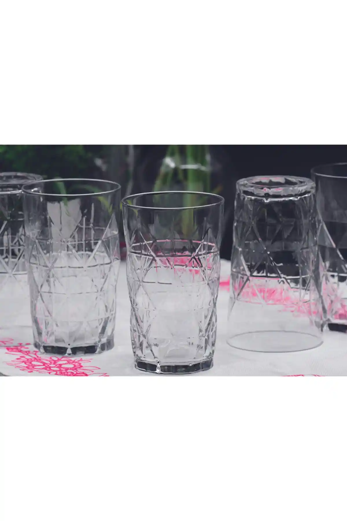 Uzun Meşrubat Bardaklarının Dekorasyondaki Rolü ve Kullanım İpuçları