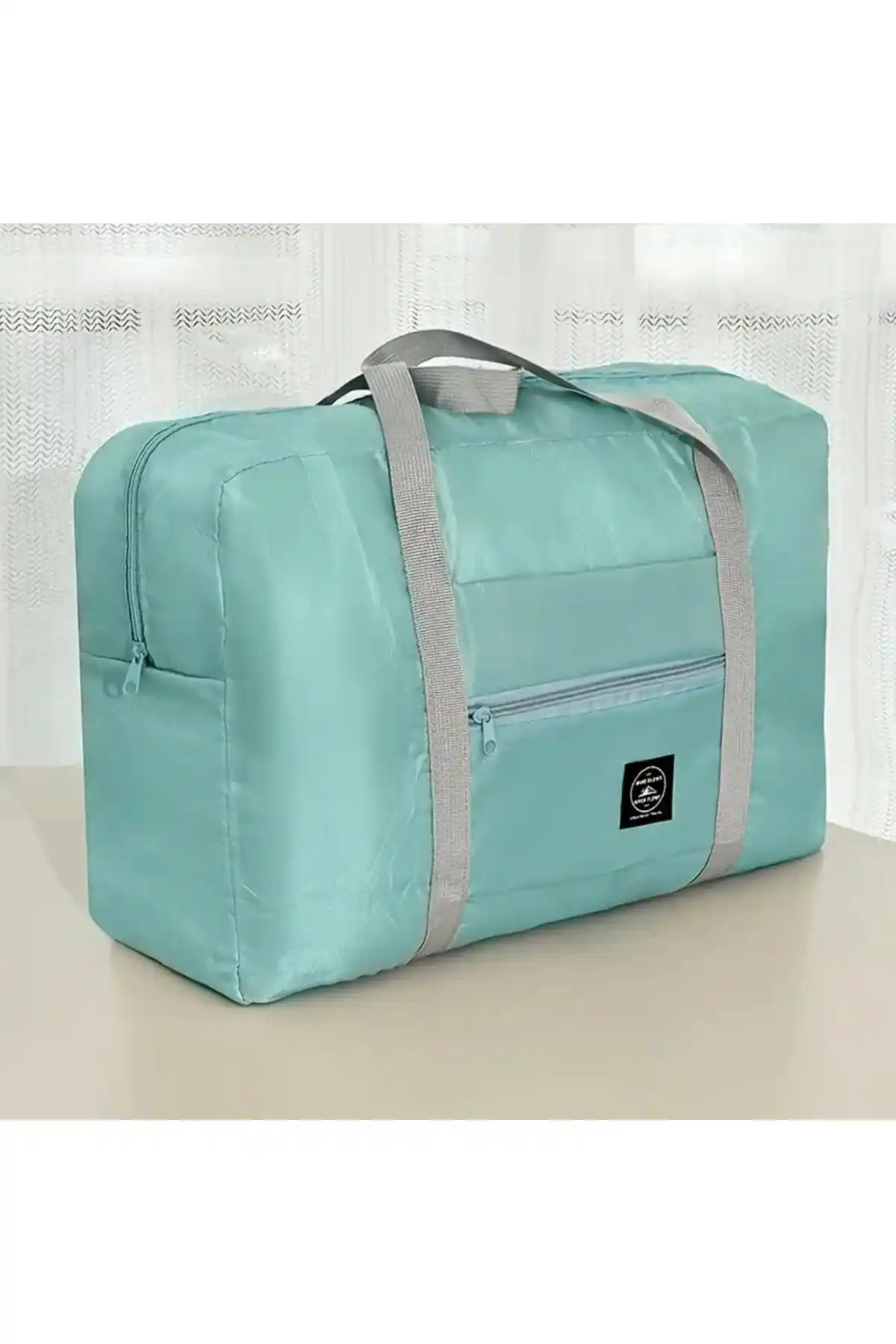 Valiz Üstü Seyahat Çantası ile Dekorasyonda Fonksiyonellik ve Estetiğin Buluşması