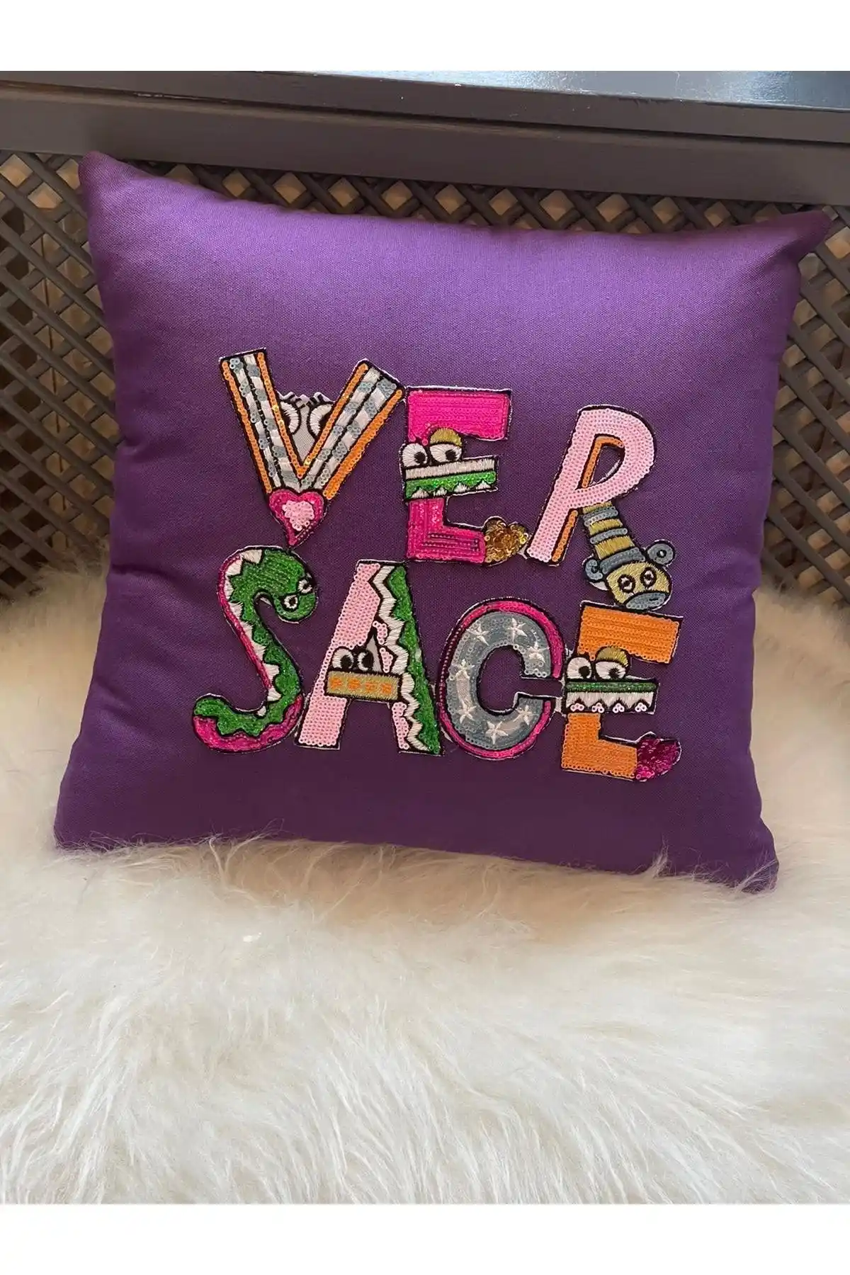 Versace Kırlent Kılıfı ile Ev Dekorasyonunda Lüks ve Şıklık Yaratın