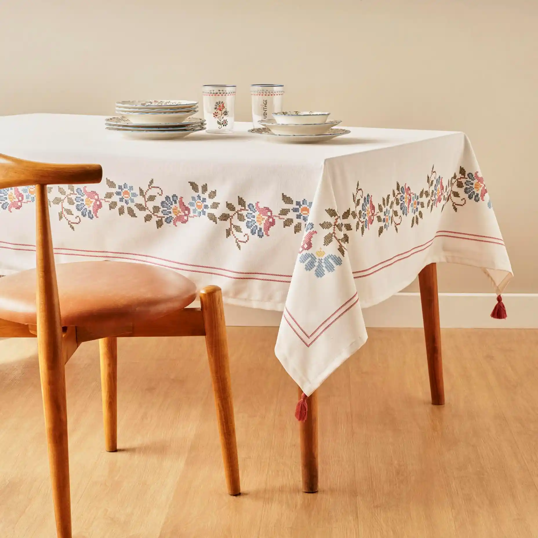 Vintage Masa Örtüsü ile Dekorasyonda Zamansız Şıklık ve Özgünlük Yaratın