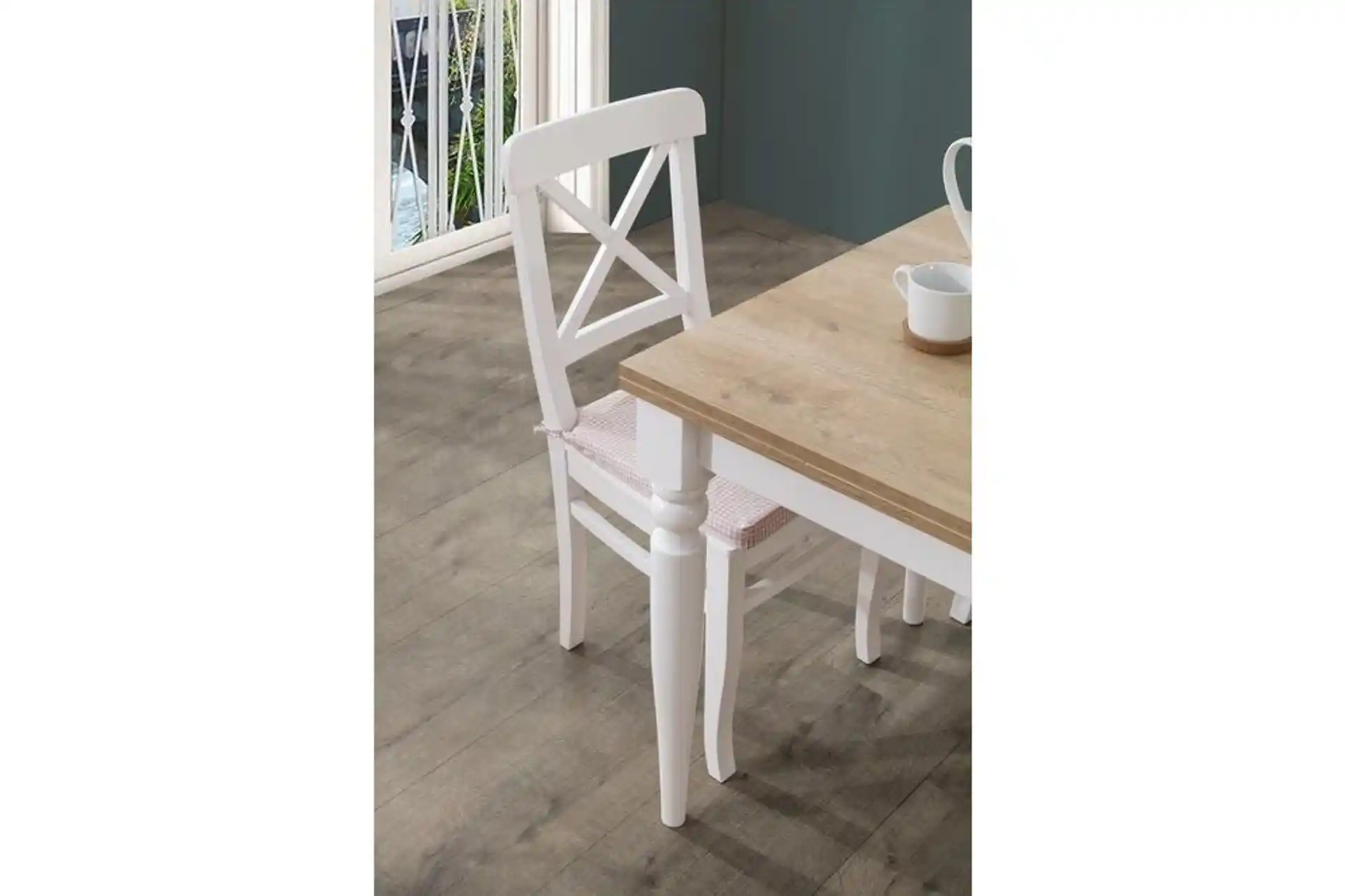 Vintage Mutfak Masası Dekorasyonunda Zamansız Şıklık ve Fonksiyonellik