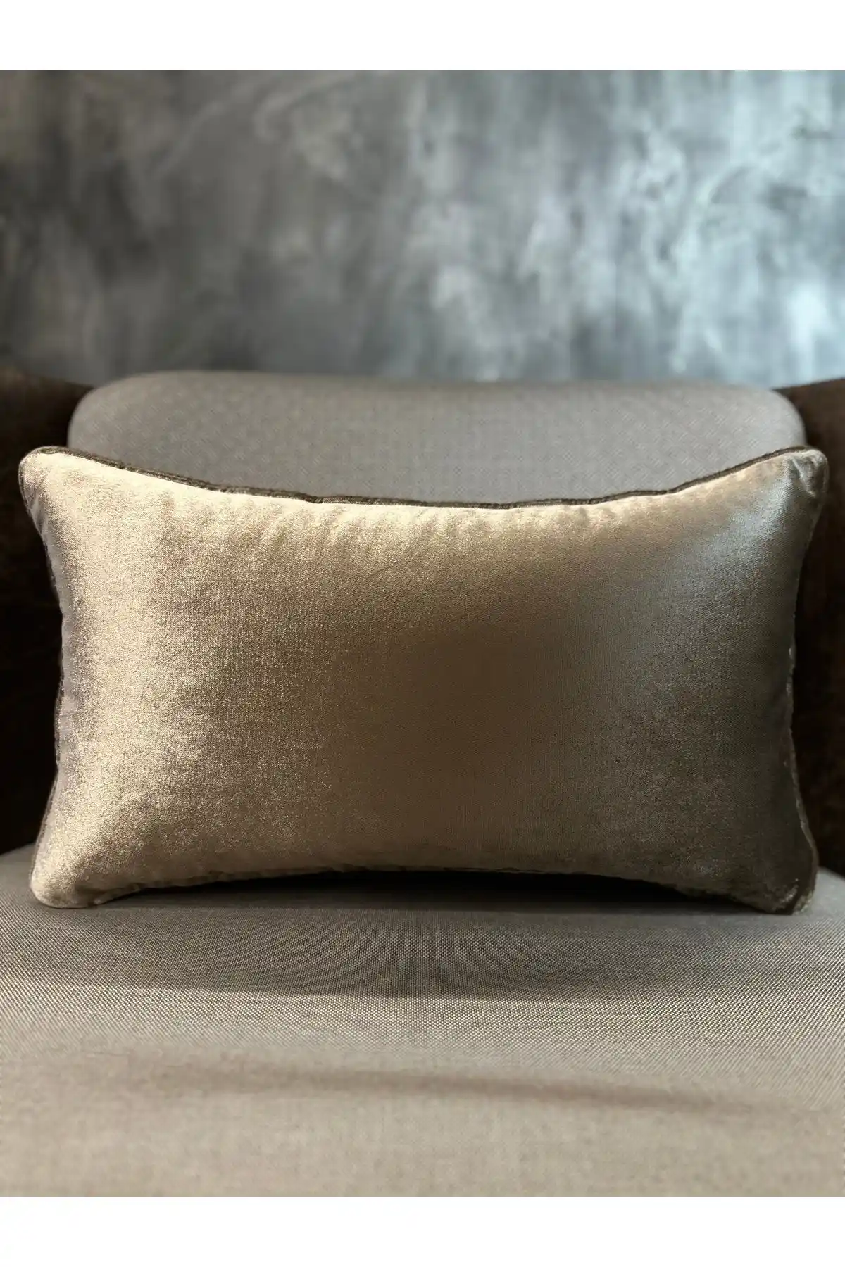 Vizon Renkli Kırlent Kılıfı ile Ev Dekorasyonunda Zarafet ve Çok Yönlülük