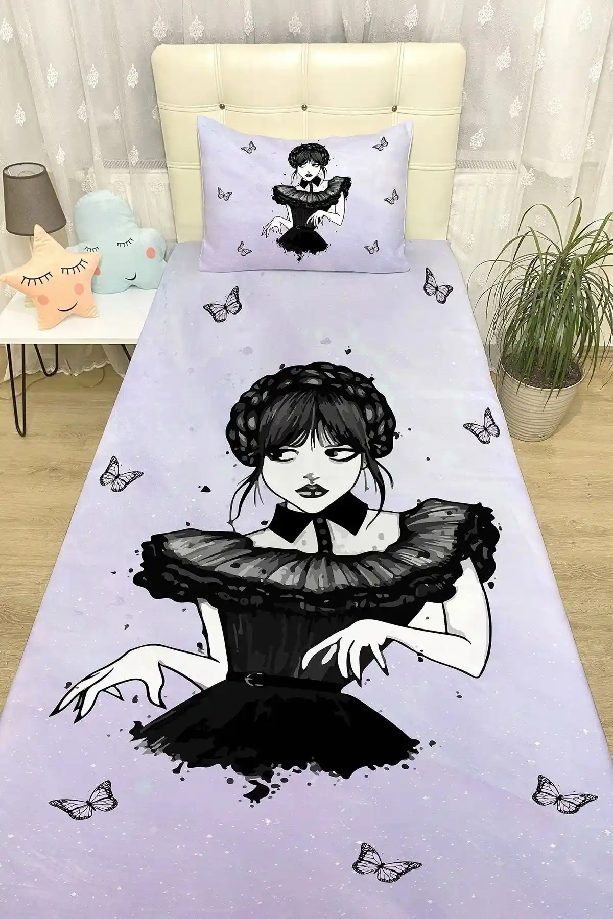 Wednesday Adams Temalı Yatak Örtüsü ile Odalarınıza Klas ve Eğlenceli Dokunuşlar