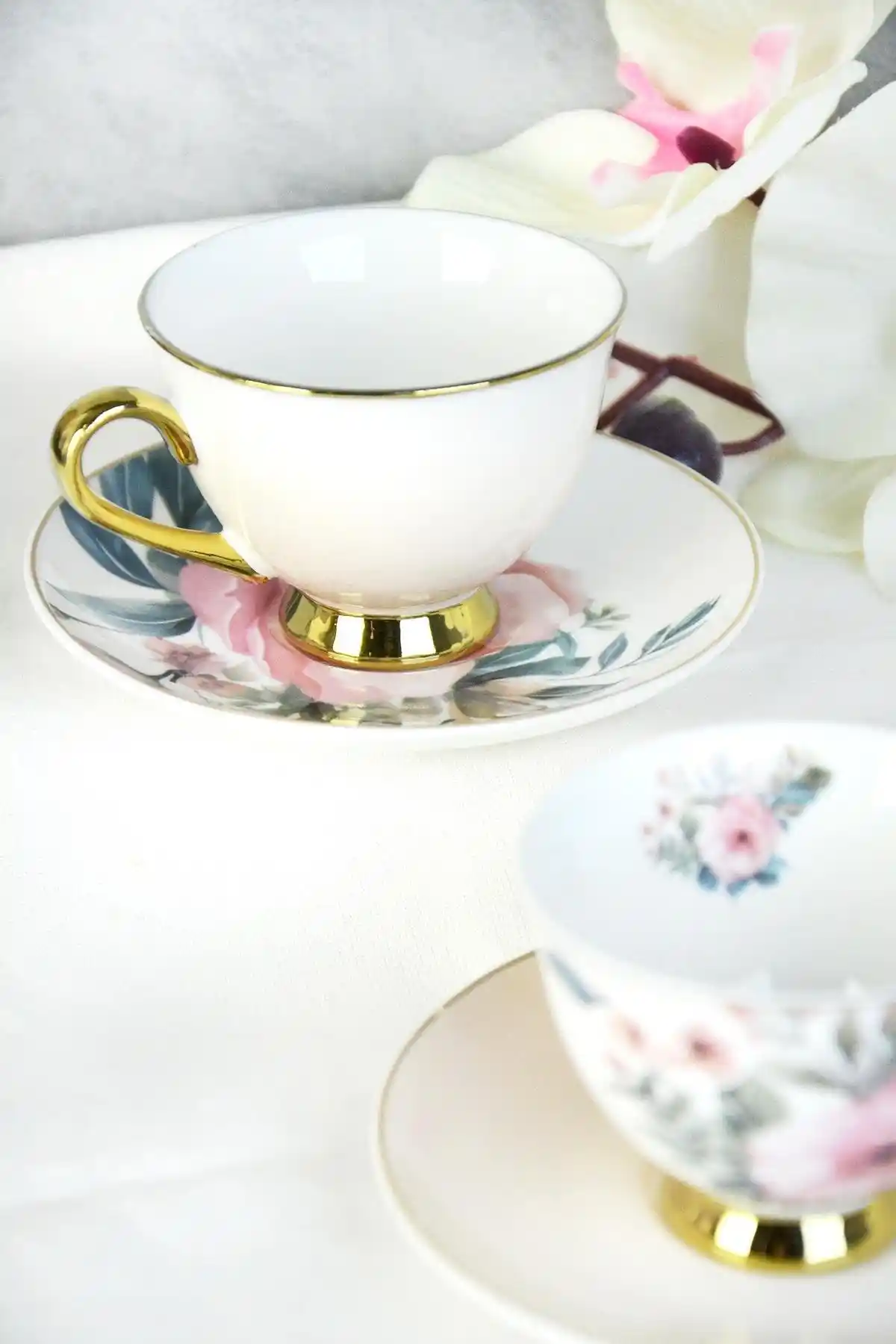 Yalızlı Kahve Fincanlarıyla Dekorasyonda Zarafet ve Şıklık Yaratın