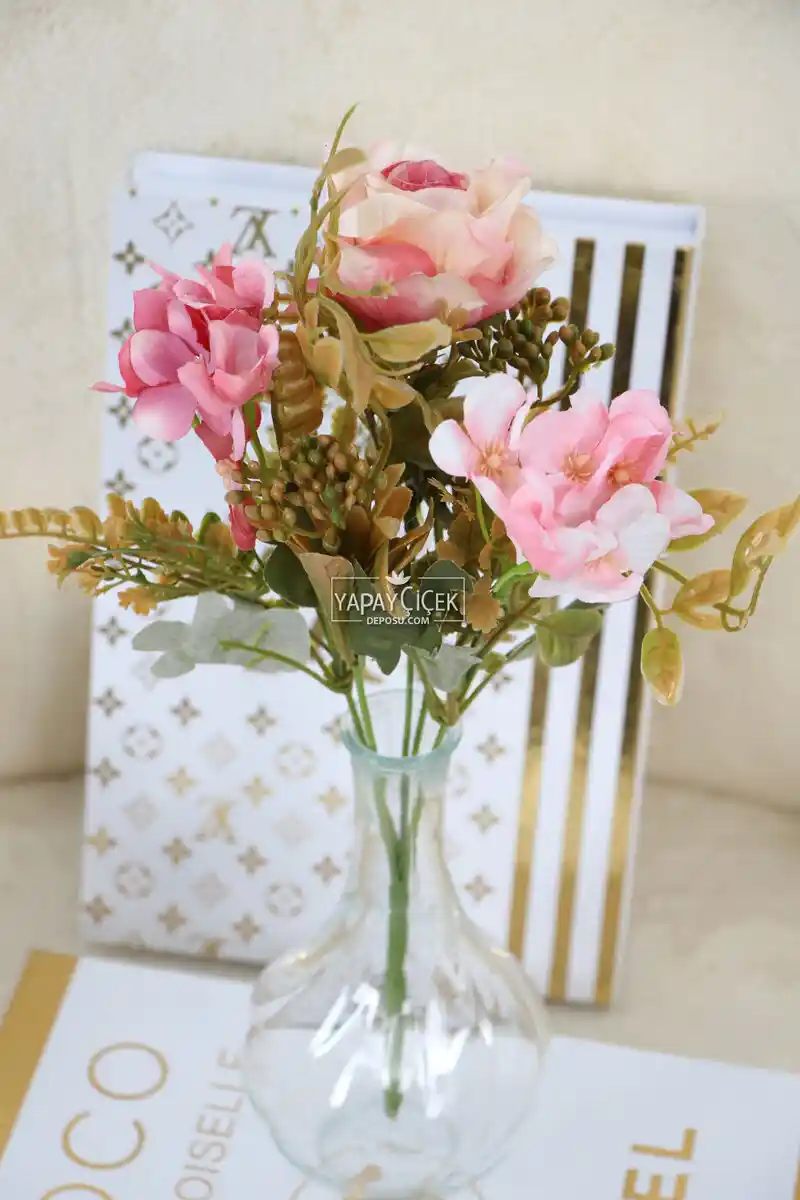 Yapay Mini Çiçeklerle Dekorasyonda Estetik ve Pratik Çözümler