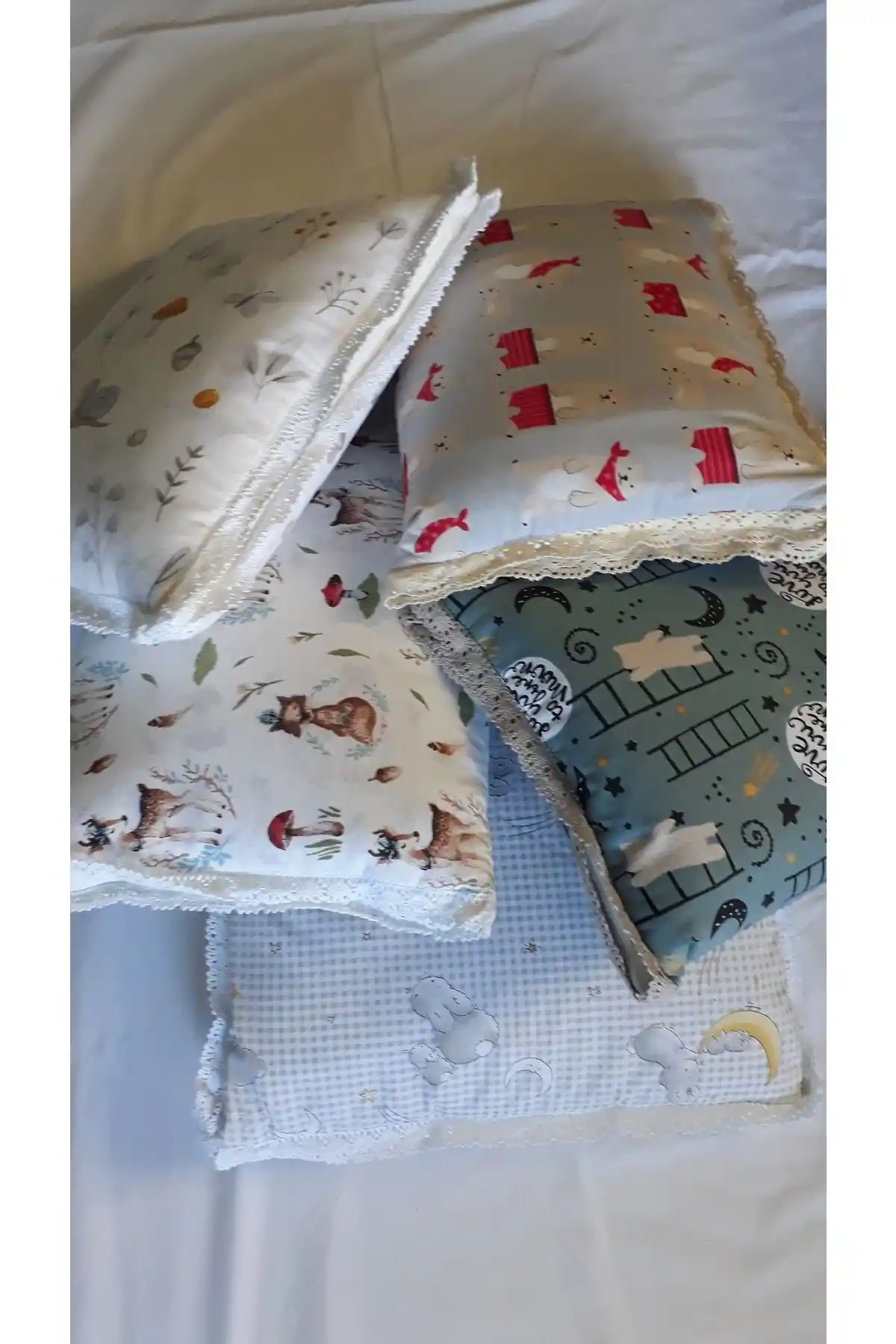 Yastık ve Battaniye Dekorasyonunda Şıklık ve Konforun Uyumuyla Ev Tasarımı