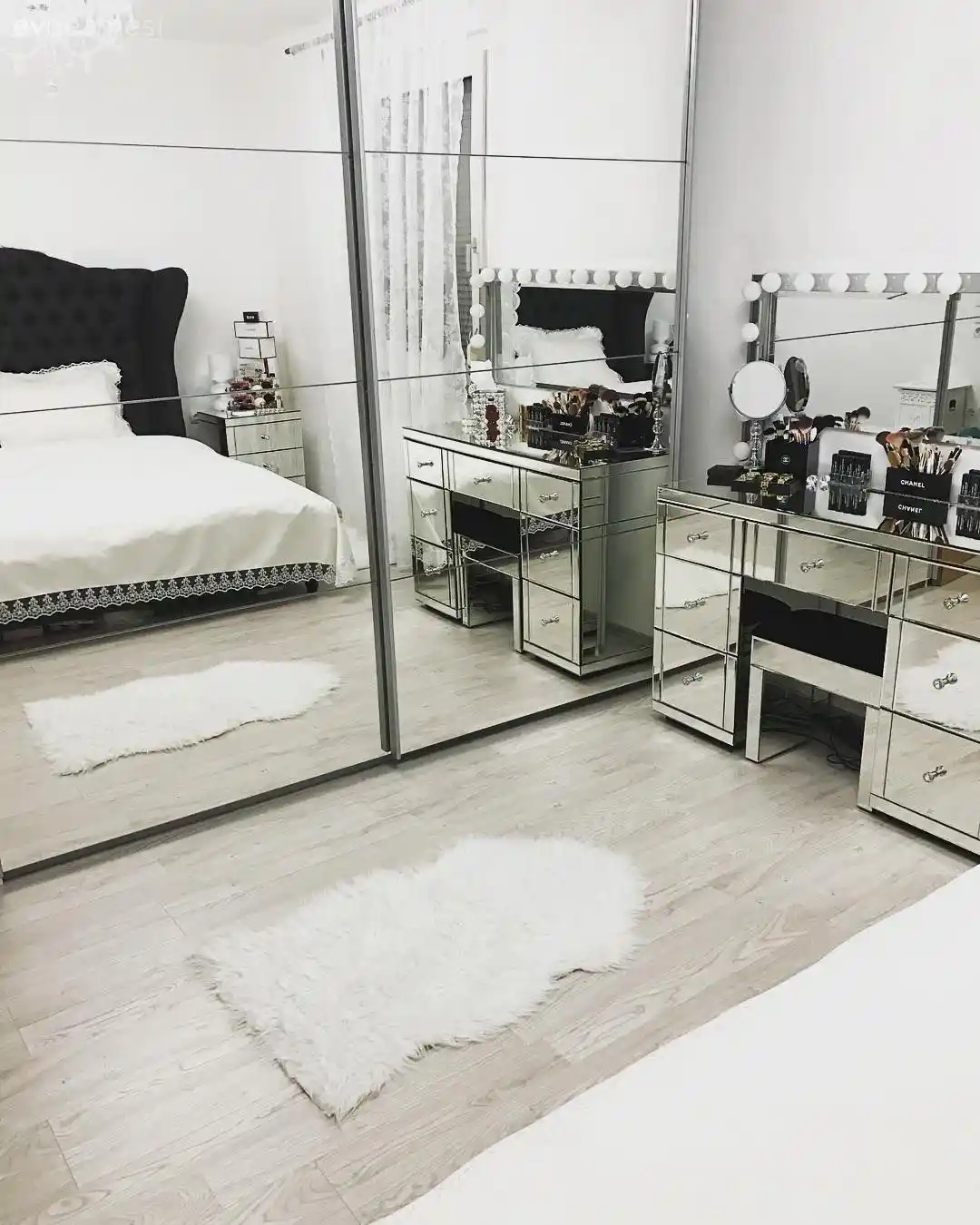 Yatak Odası Ayna Dekorasyonları: Şıklık ve Fonksiyonellik İçin İpuçları ve Trendler