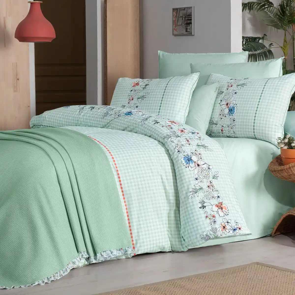 Yatak Odası Dekorasyonunda Çift Kişilik Pike Setleriyle Şıklık ve Konforun Buluşması