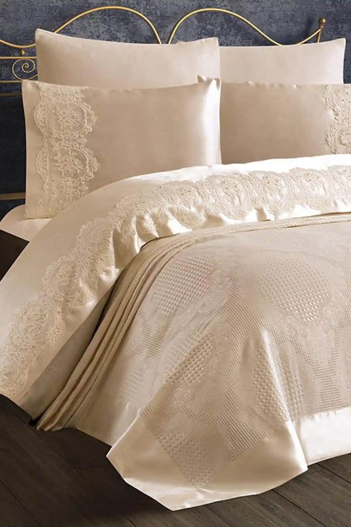 Yatak Odası Dekorasyonunda Çift Kişilik Pike Takımlarının Şıklık ve Konfor Katması