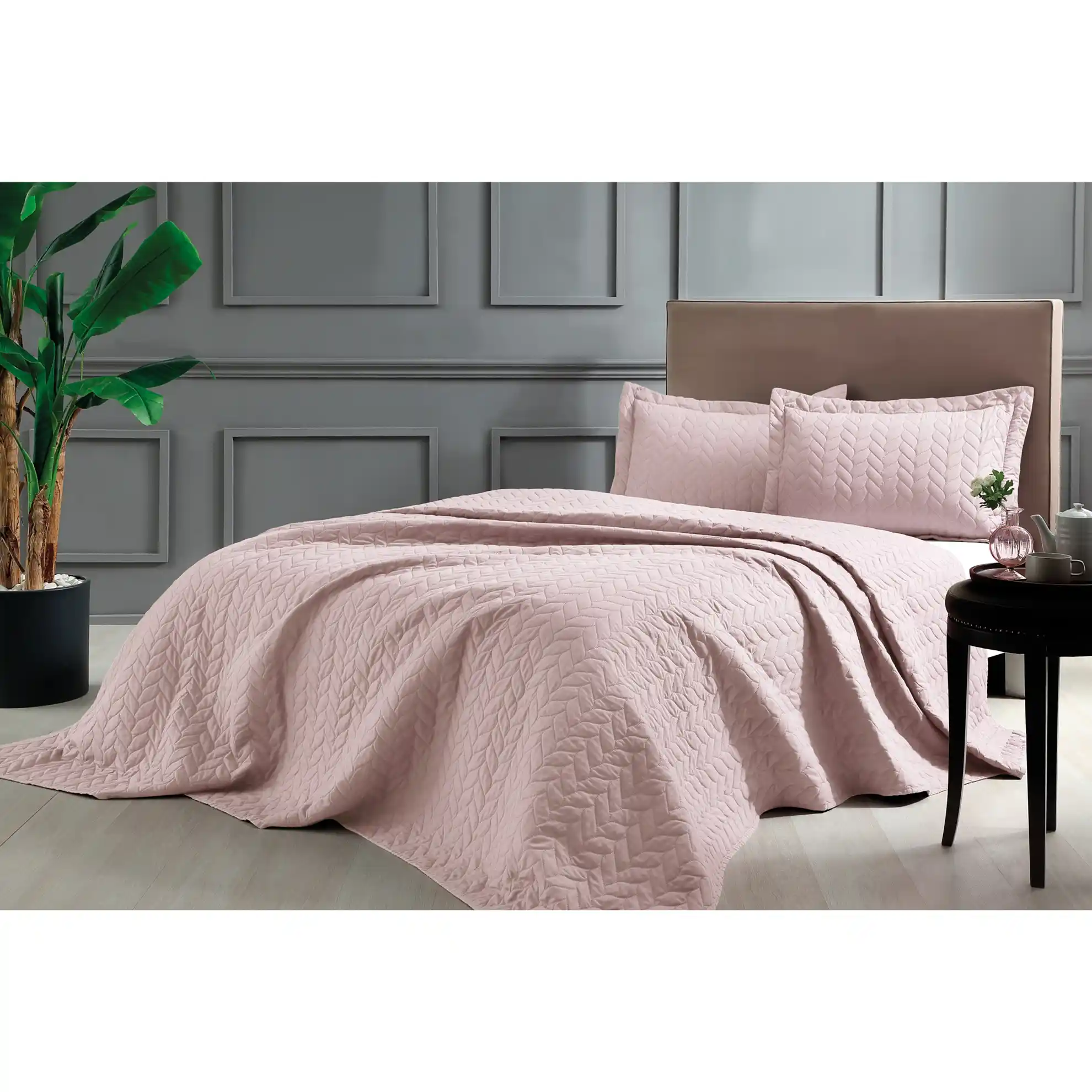 Yatak Odası Dekorasyonunda Çift Yatak Örtüsü Seçimi ve Dekoratif Fikirler