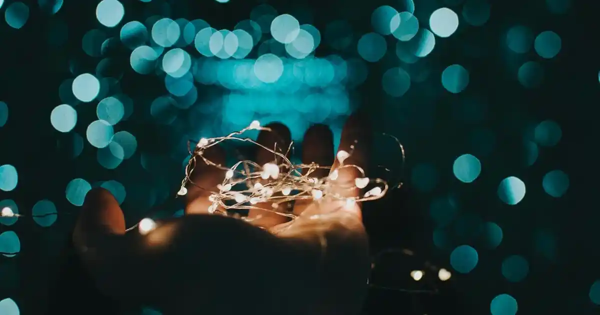 Yatak Odası Dekorasyonunda Lambader Kullanımı: Şıklık ve Fonksiyonellik Bir Arada