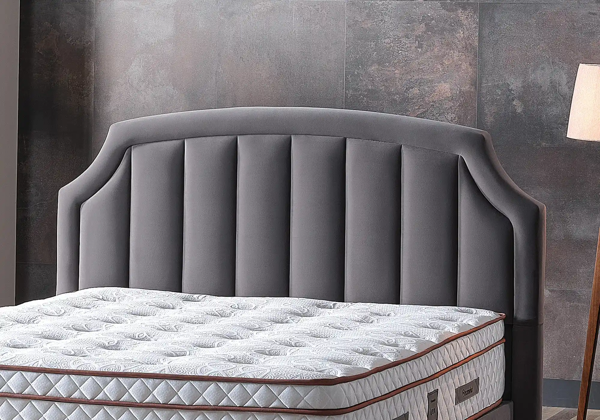 Yatak Odası Dekorasyonunda Uzun Yatak Başlığı Seçenekleri ve Stil İpuçları