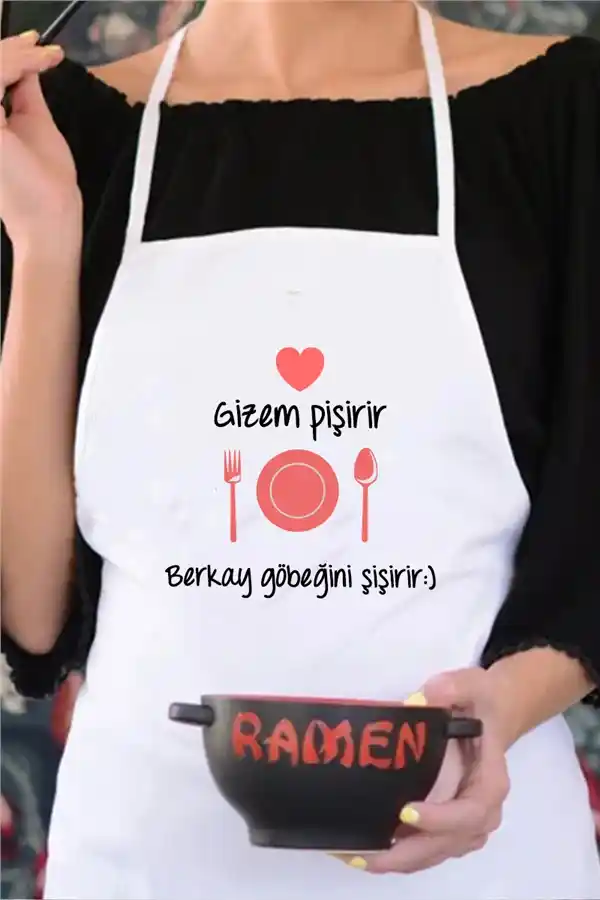 Yazılı Mutfak Önlüğü ile Dekorasyonda Şıklık ve İşlevselliğin Buluşması