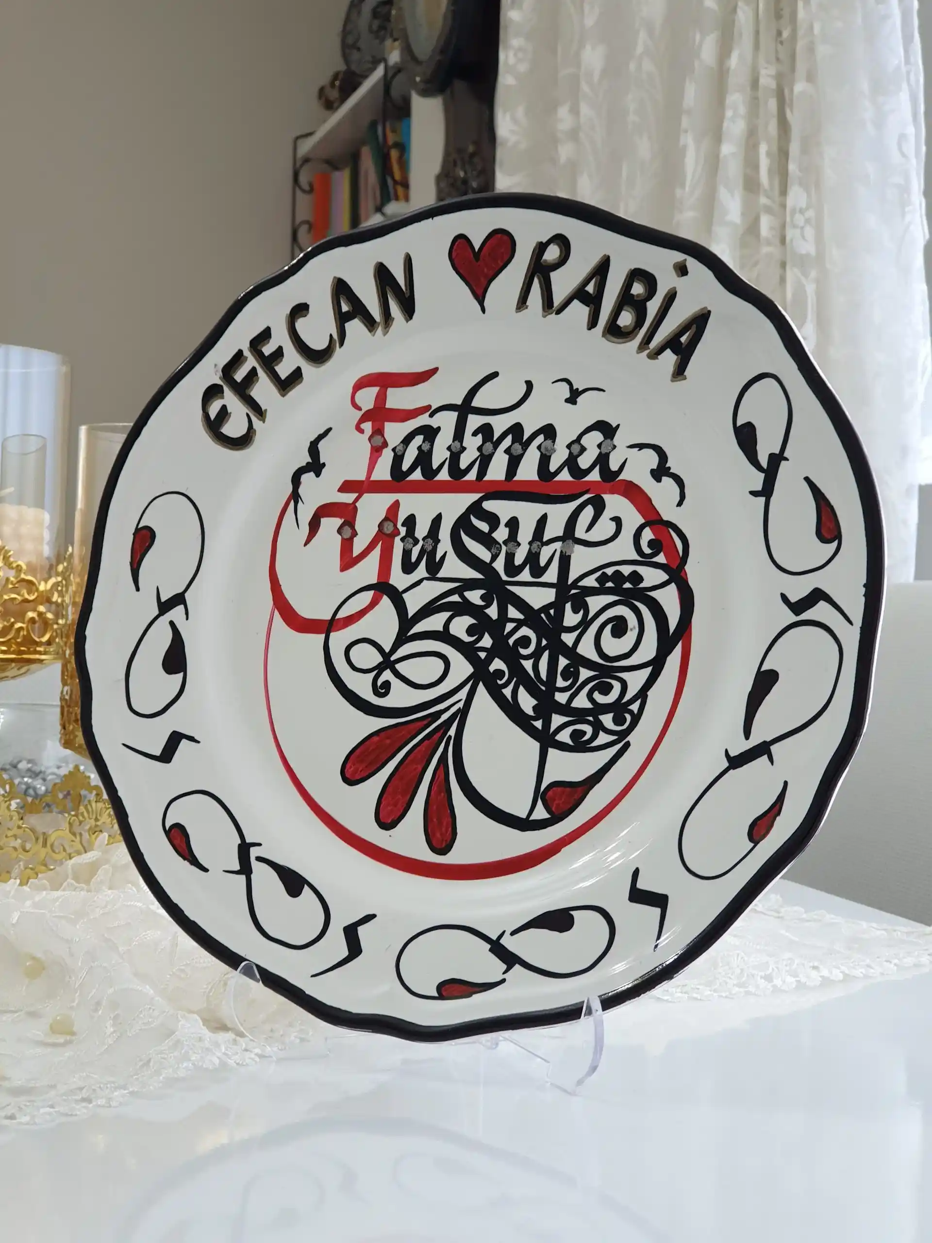 Yazılı Tabak Dekorasyonuyla Mekânlara Şıklık ve Kişisel Dokunuşlar Ekleyin