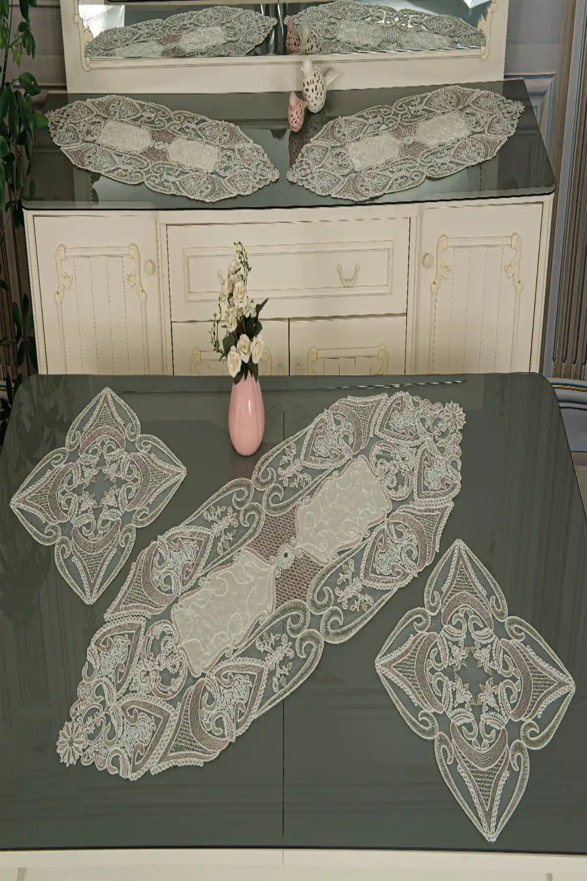 Yemek Masası Ortusu Seçimi ve Dekorasyonda Şıklık ile İşlevselliğin Uyumunu Sağlama