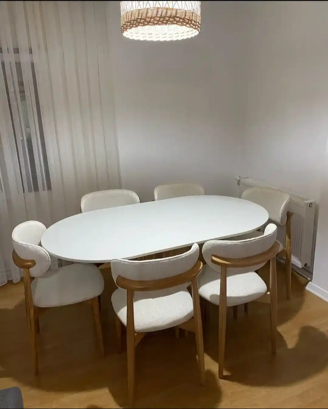 Yemek Masası Oval: Estetik ve İşlevselliği Bir Arada Sunan Modern Dekorasyon Seçenekleri