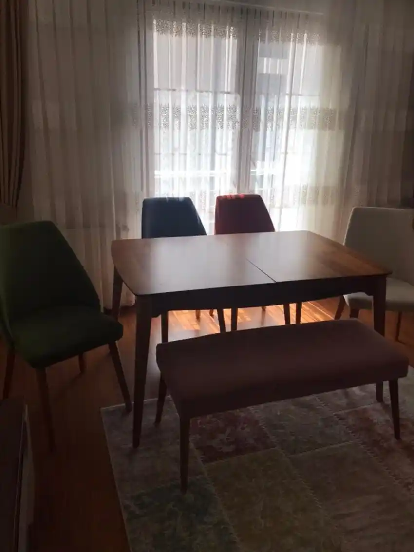 Yemek Masası Pufları ile Dekorasyonda Fonksiyonellik ve Estetik Birlikteliği