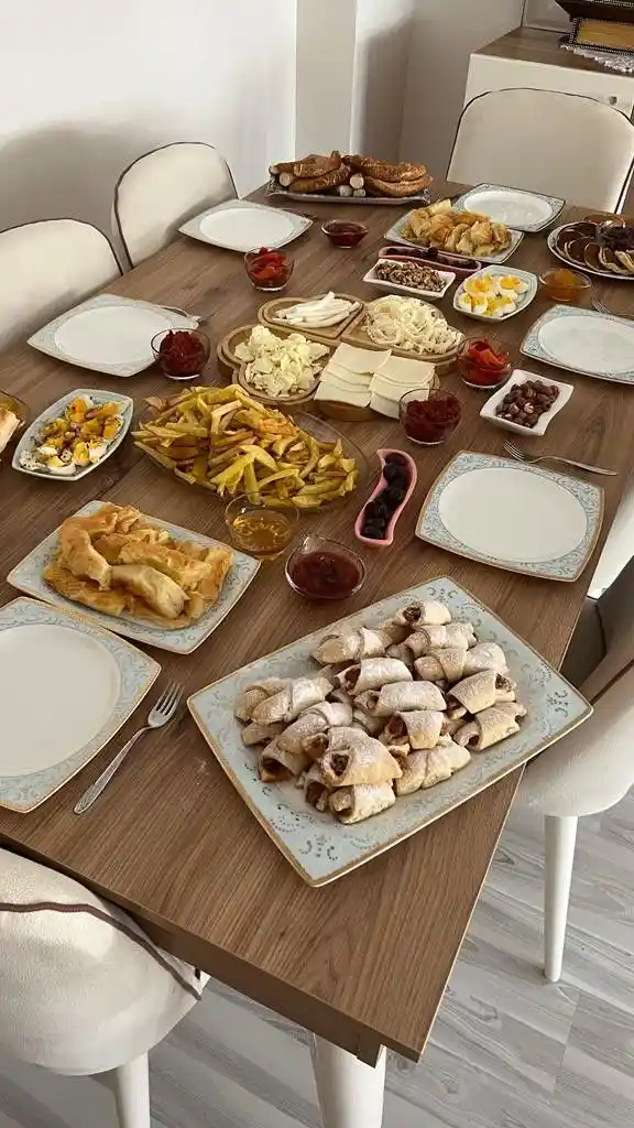 Yemek Sofrası Sunumları ve Dekorasyonun Estetik ve Pratik Önemi