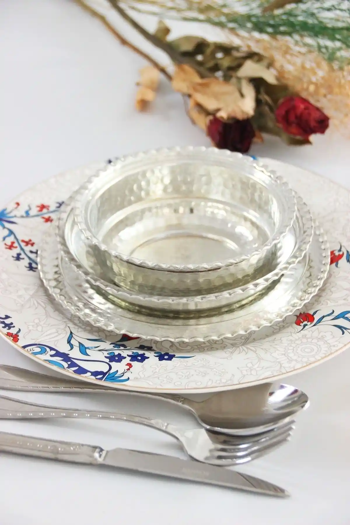 Yemek Tabaklarıyla Dekorasyon: Estetik ve İşlevselliğin Buluşması