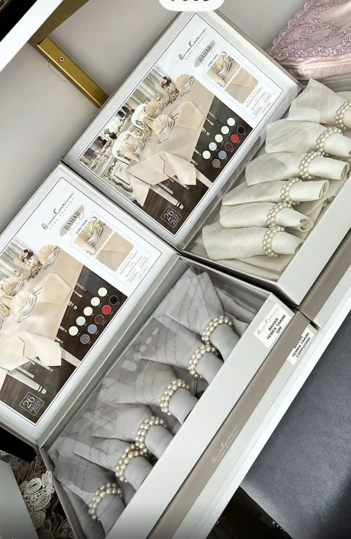 Yemek Takımı Kolisi Kullanımının Dekorasyonda Estetik ve İşlevsel Faydaları