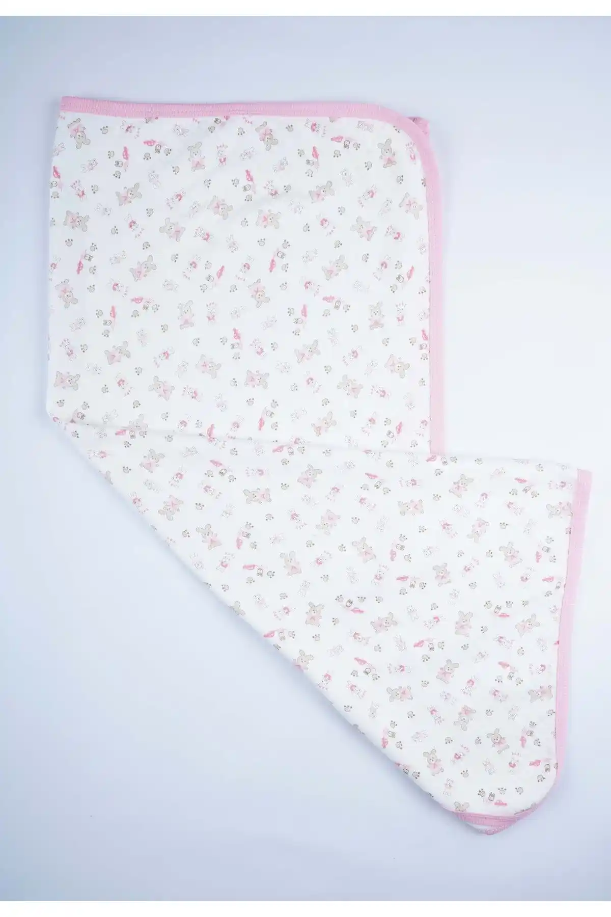 Yenidoğan Battaniyesi Seçimiyle Dekorasyonda Şıklık ve Konforun Uyum Sağlaması