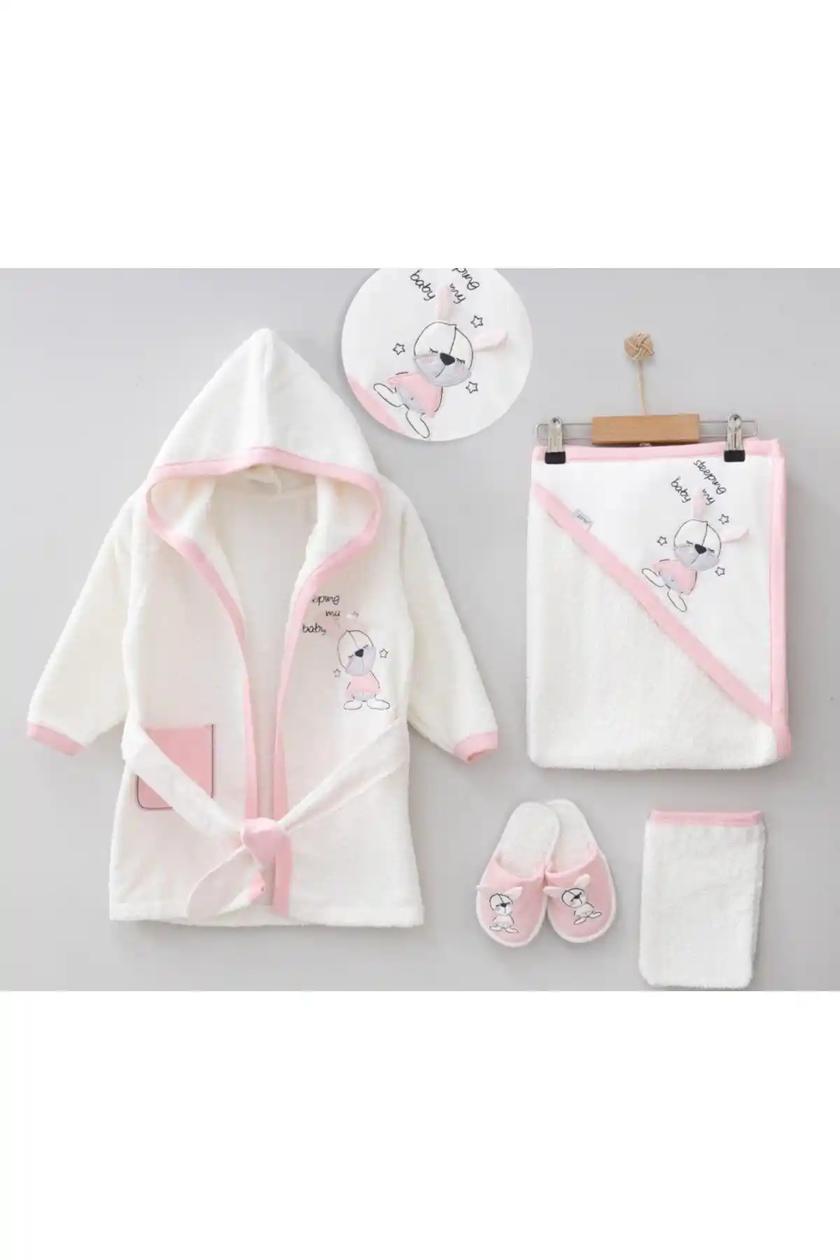 Yenidoğan Bornozlarıyla Bebek Odasında Şık ve Konforlu Dekorasyon Çözümleri