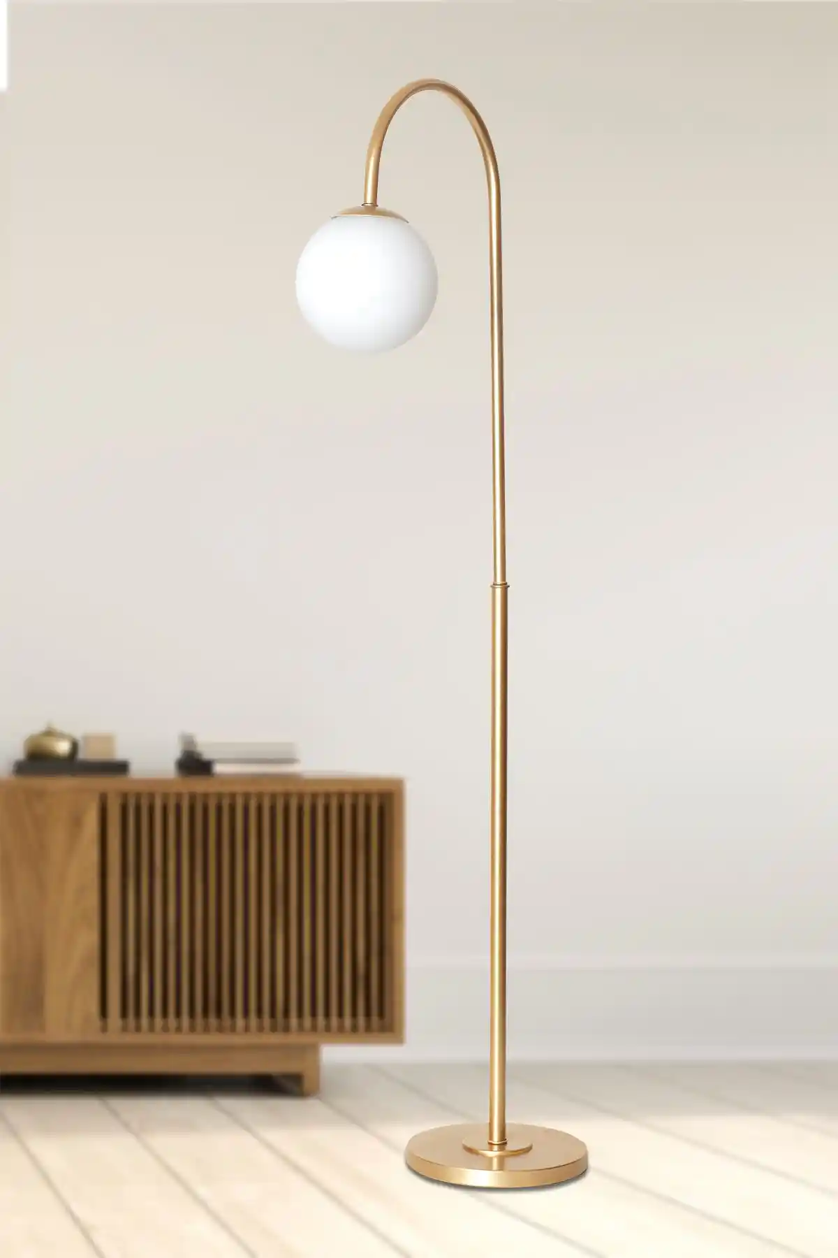 Yerden Aydınlatma Lambaderleri ile Dekorasyonunuza Şıklık Katmanın Yolları