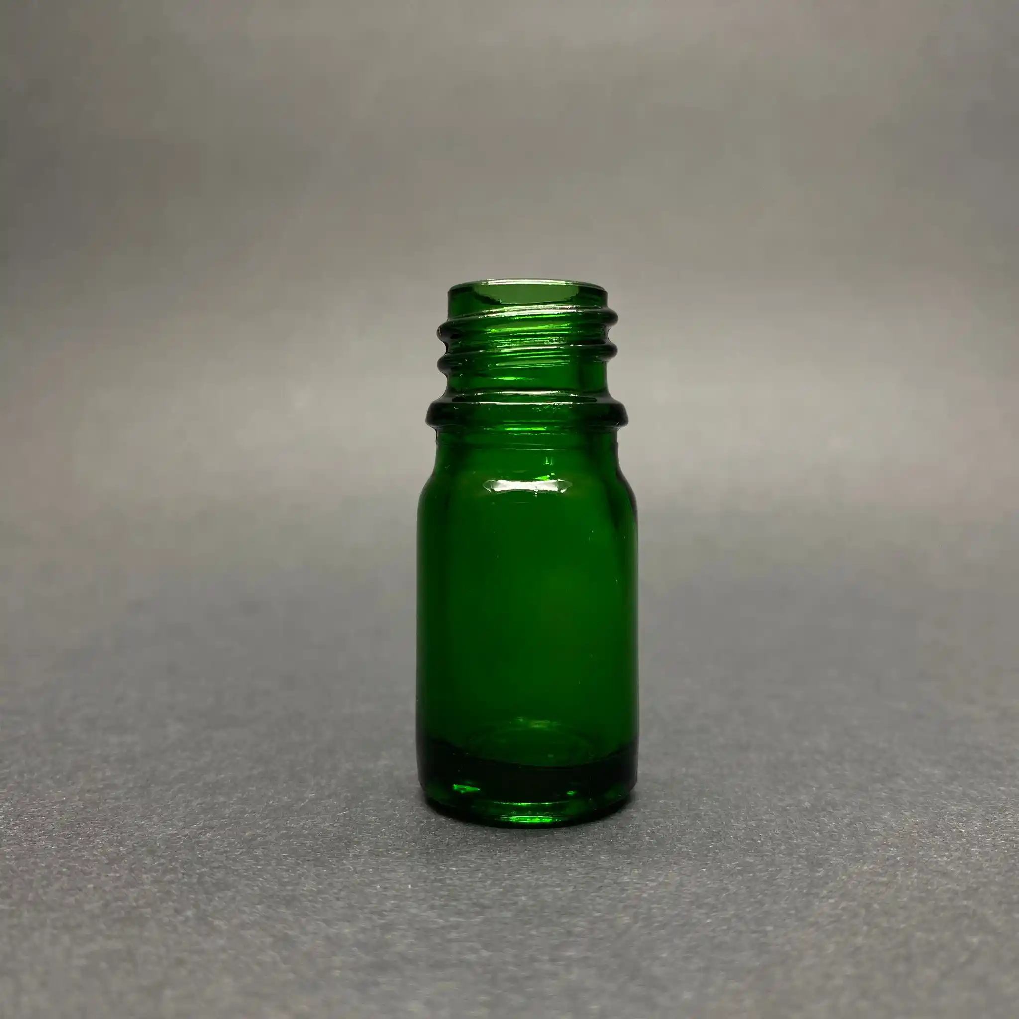 Yeşil Cam Şişe Dekorasyonunda Yaratıcı ve Şık Fikirler ve Sürdürülebilir Kullanım Yöntemleri