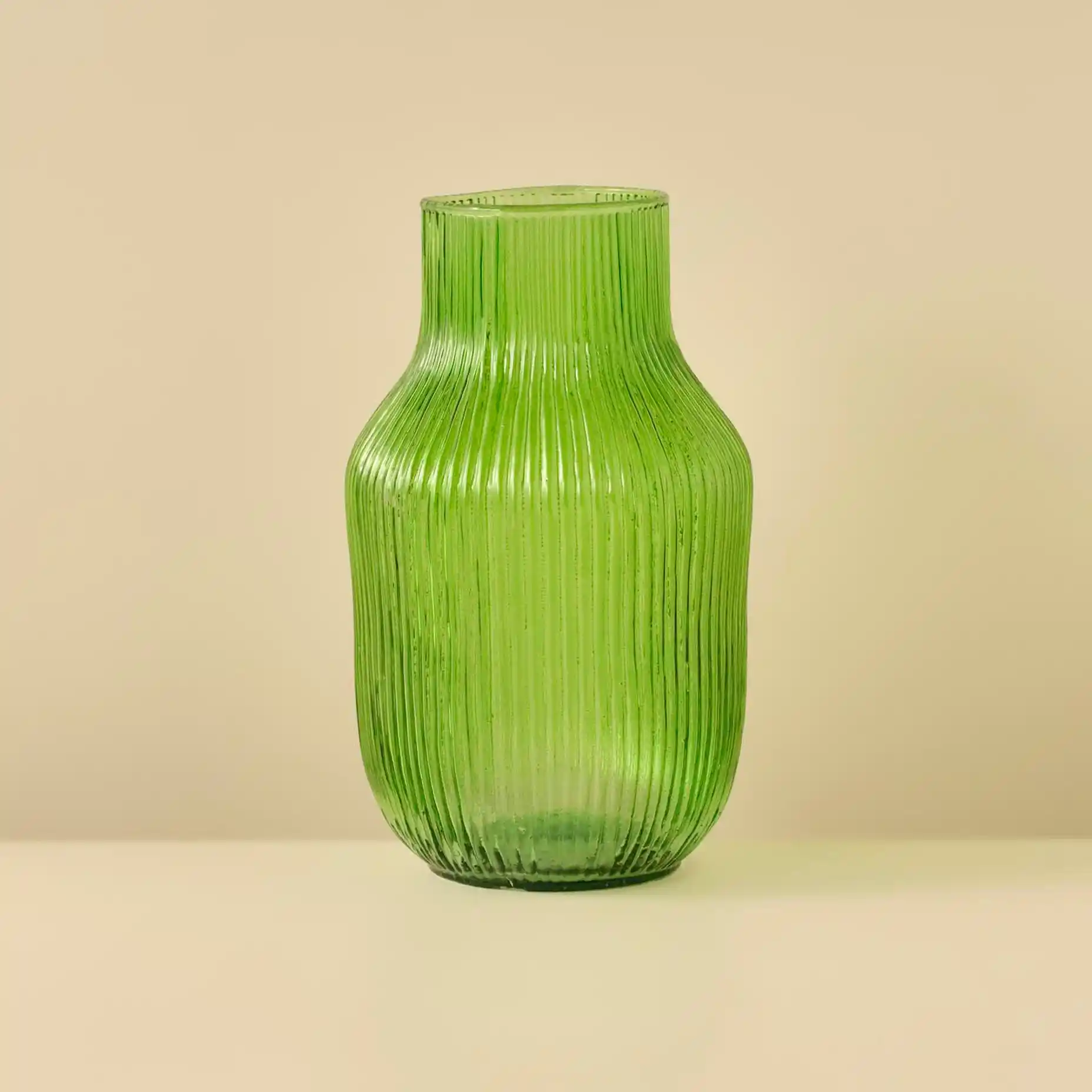 Yeşil Cam Vazo ile Dekorasyonunuza Doğal ve Şık Bir Dokunuş Katın