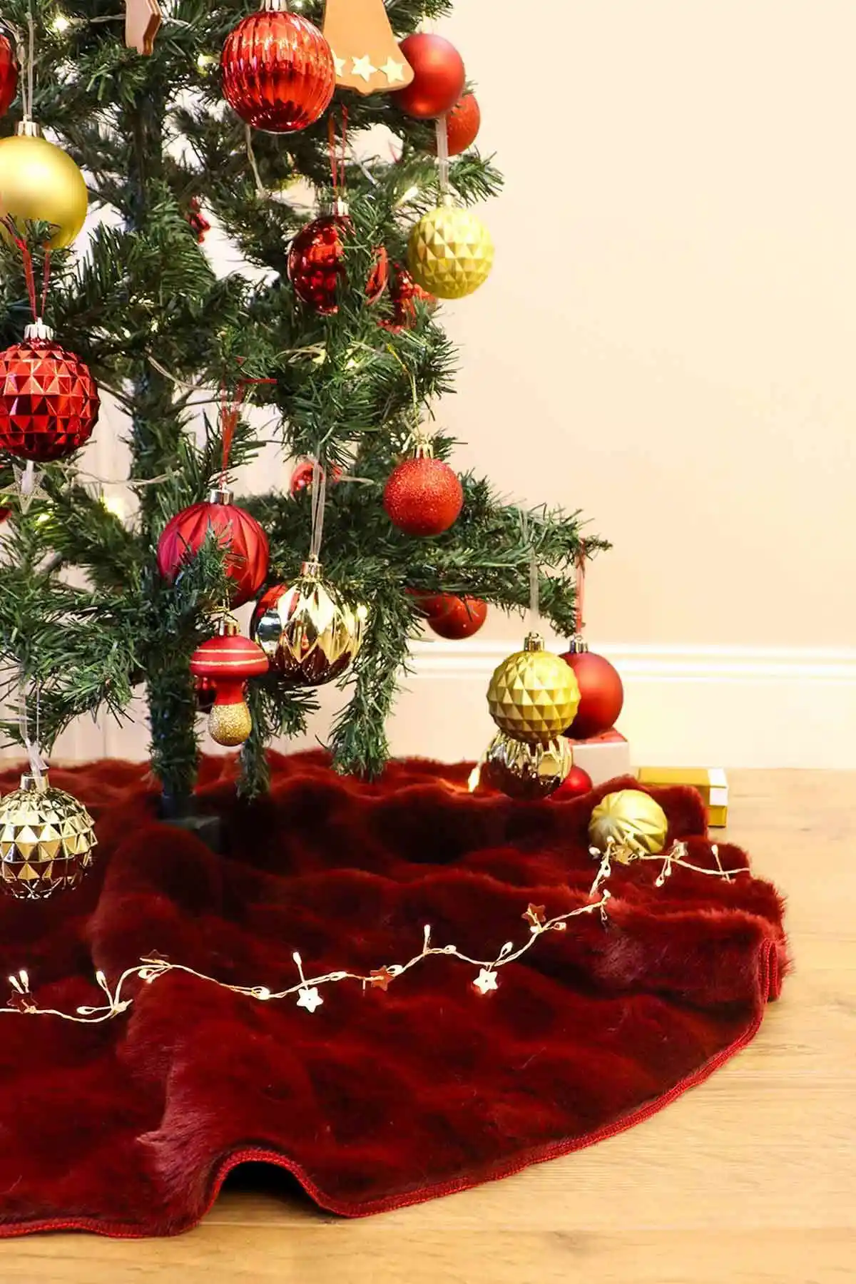 Yılbaşı Ağacı Altı Örtüsü Dekorasyon İpuçları ve Şık Seçenekler 75-90 Karakter