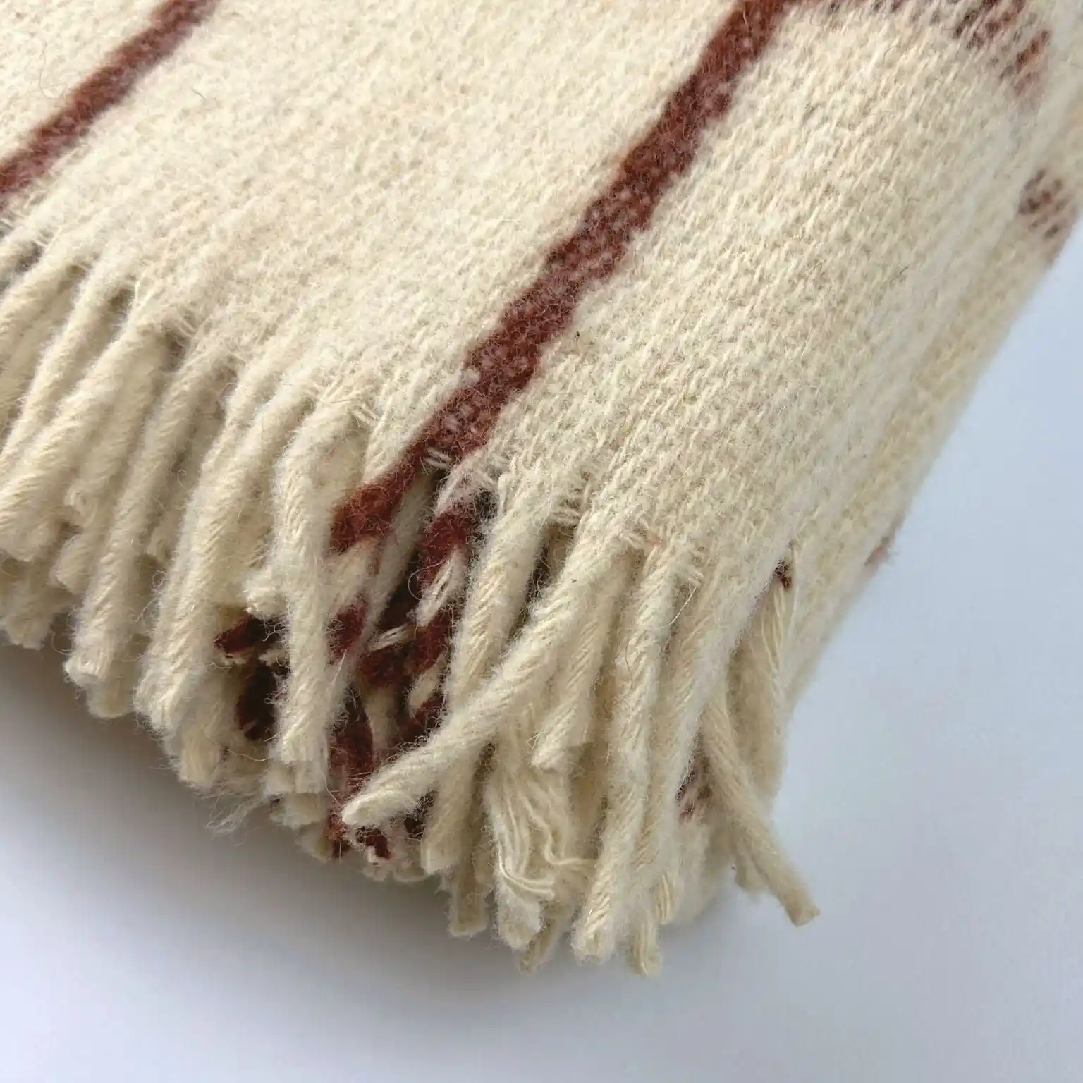 Yün Battaniye Modelleri ile Dekorasyonda Sıcaklık ve Şıklık Yaratmanın Yolları