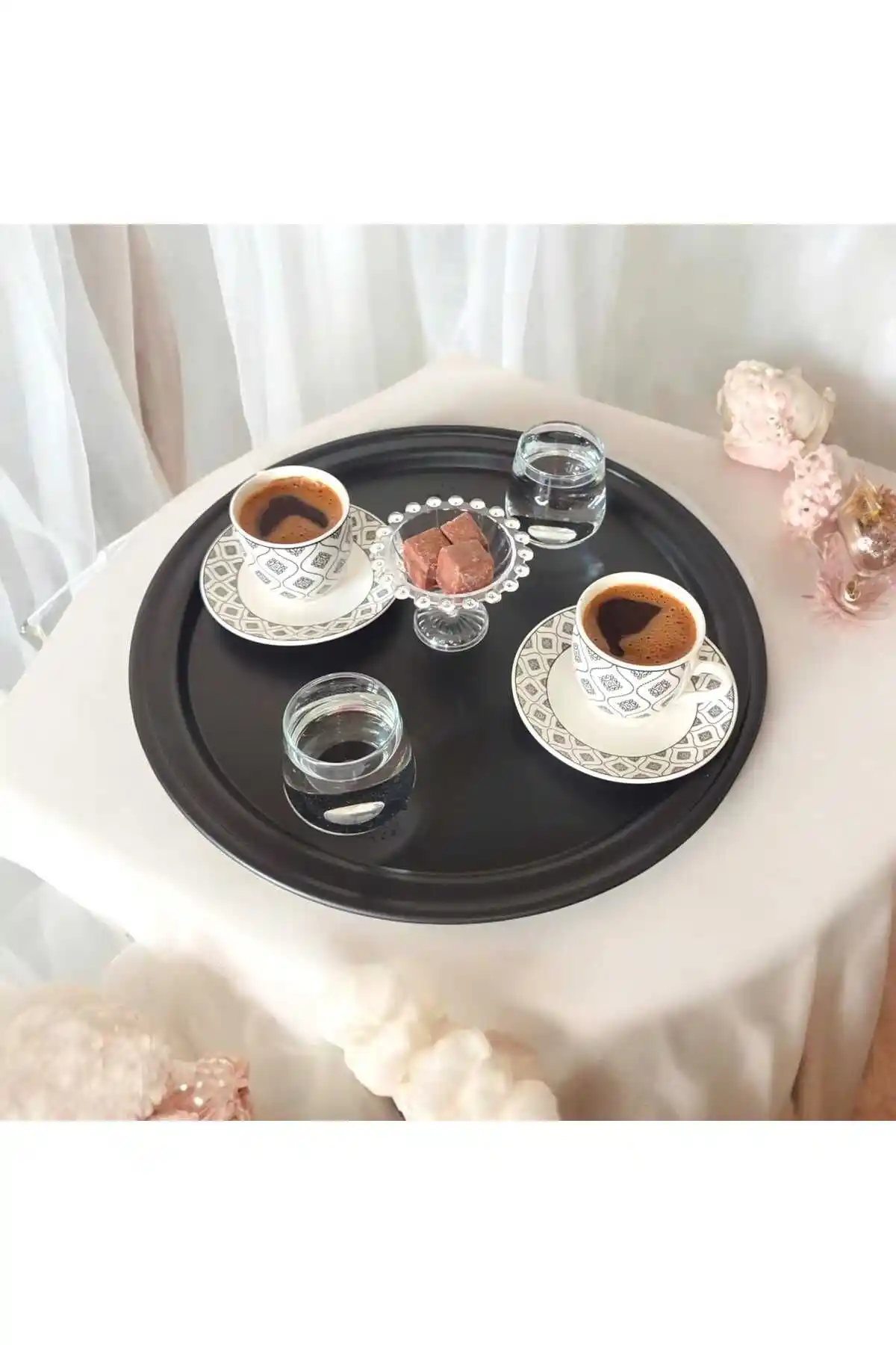 Yuvarlak Çay Tepsisi ile Dekorasyonda Zarafetin Anahtarı ve Şıklık Yaratma Rehberi