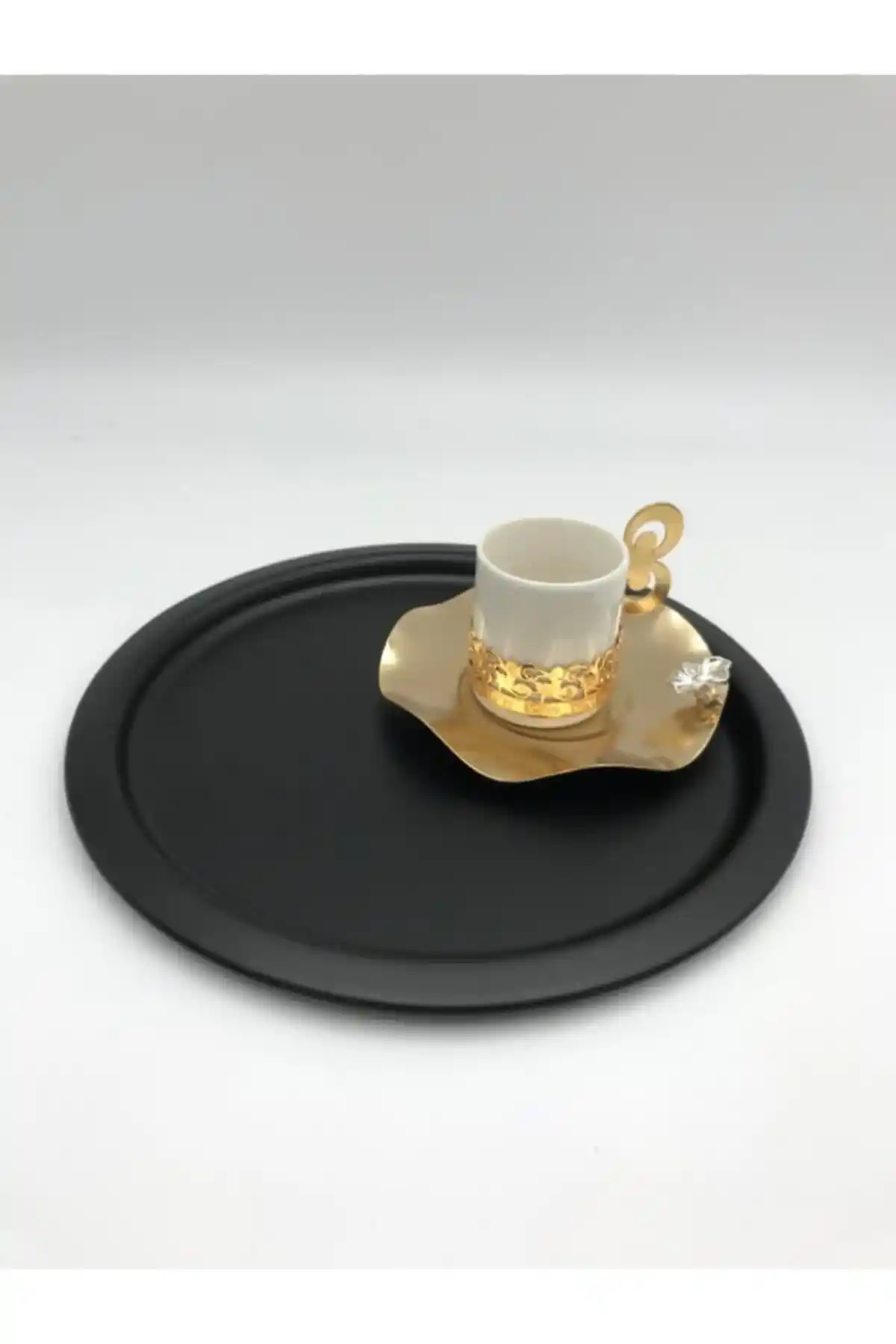 Yuvarlak Sunum Tepsisi ile Dekorasyonunuzu Şık ve İşlevsel Hale Getirin