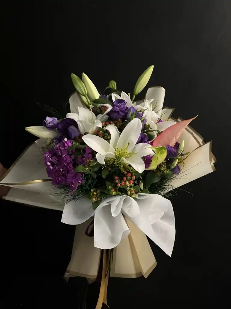 Zambak Buketleriyle Dekorasyonda Zarafet ve Ferahlatıcı Hissin Buluşması