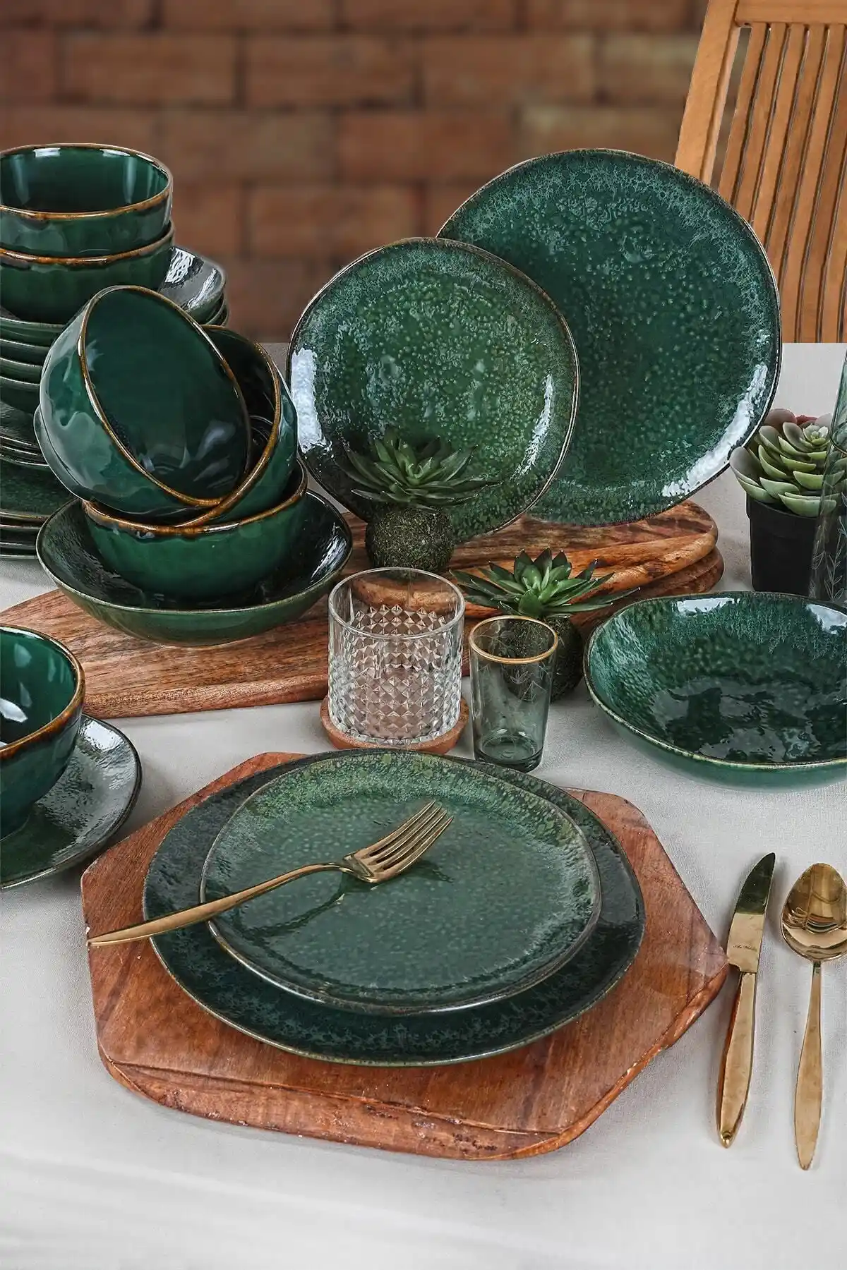 Zümrüt Yemek Takımıyla Dekorasyonun Zarif ve Çok Yönlü Uygulamaları