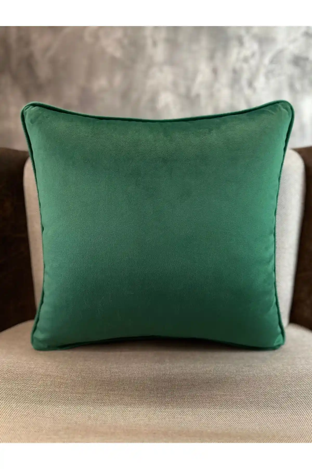 Zümrüt Yeşili Kırlent Kılıfı ile Dekorasyonda Zarafet ve Doğallık Yaratın