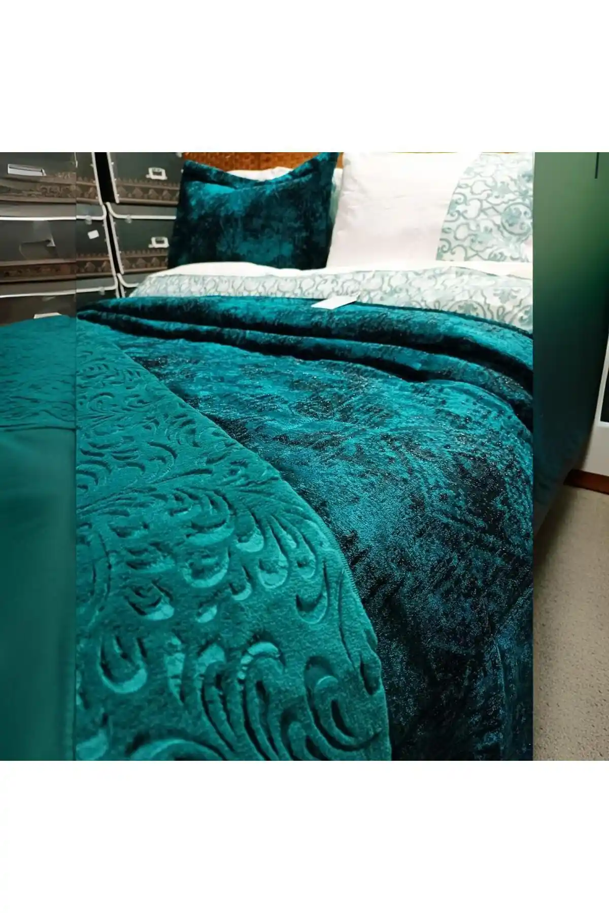 Zümrüt Yeşili Yatak Örtüsü ile Dekorasyonda Zarif ve Canlandırıcı Dokunuşlar