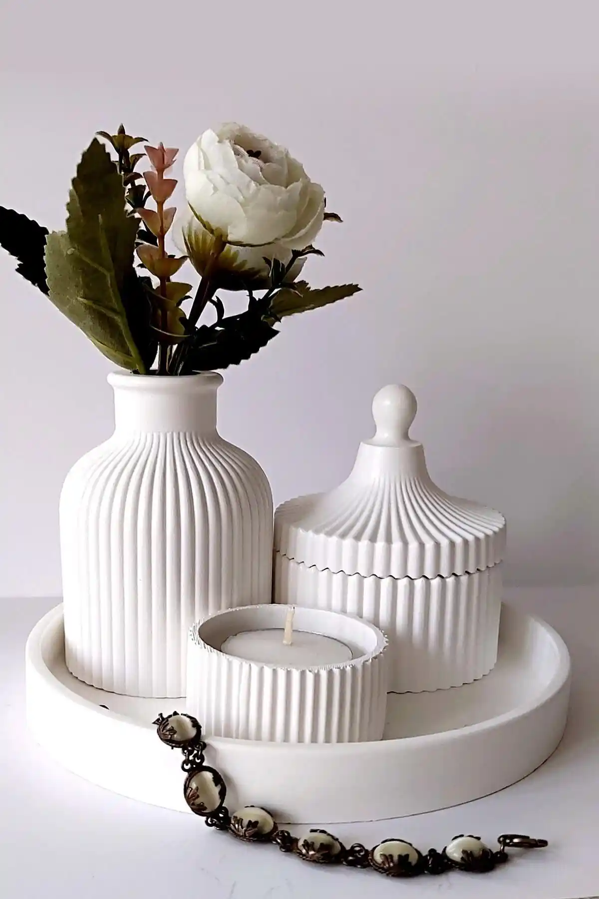 Arzu Ak Mini Beyaz Vazo ve Dekorasyon Seti ile Modern Ev Estetiği