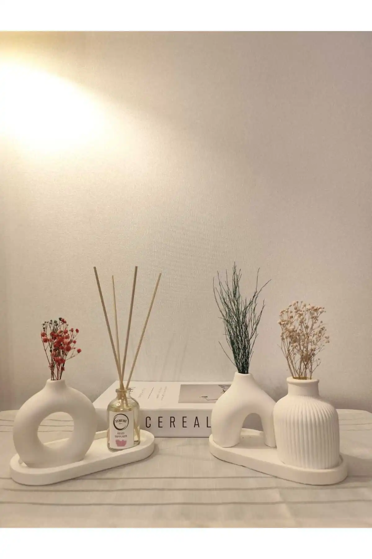 Aymumi Home'un Estetik ve Fonksiyonel Çizgili Vazo ve Beyaz Stand Seti