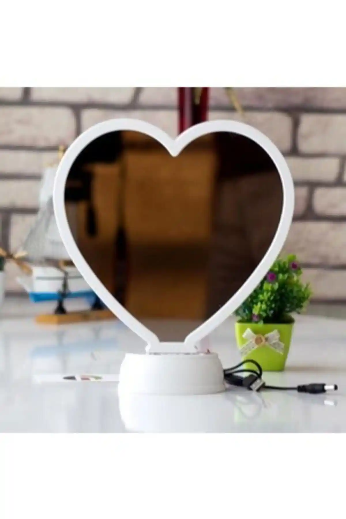 BayraktarMarketing Kalp Şeklinde Çerçeveli Makyaj Aynası ile Estetik ve Fonksiyonelliği Bir Arada Sunuyor