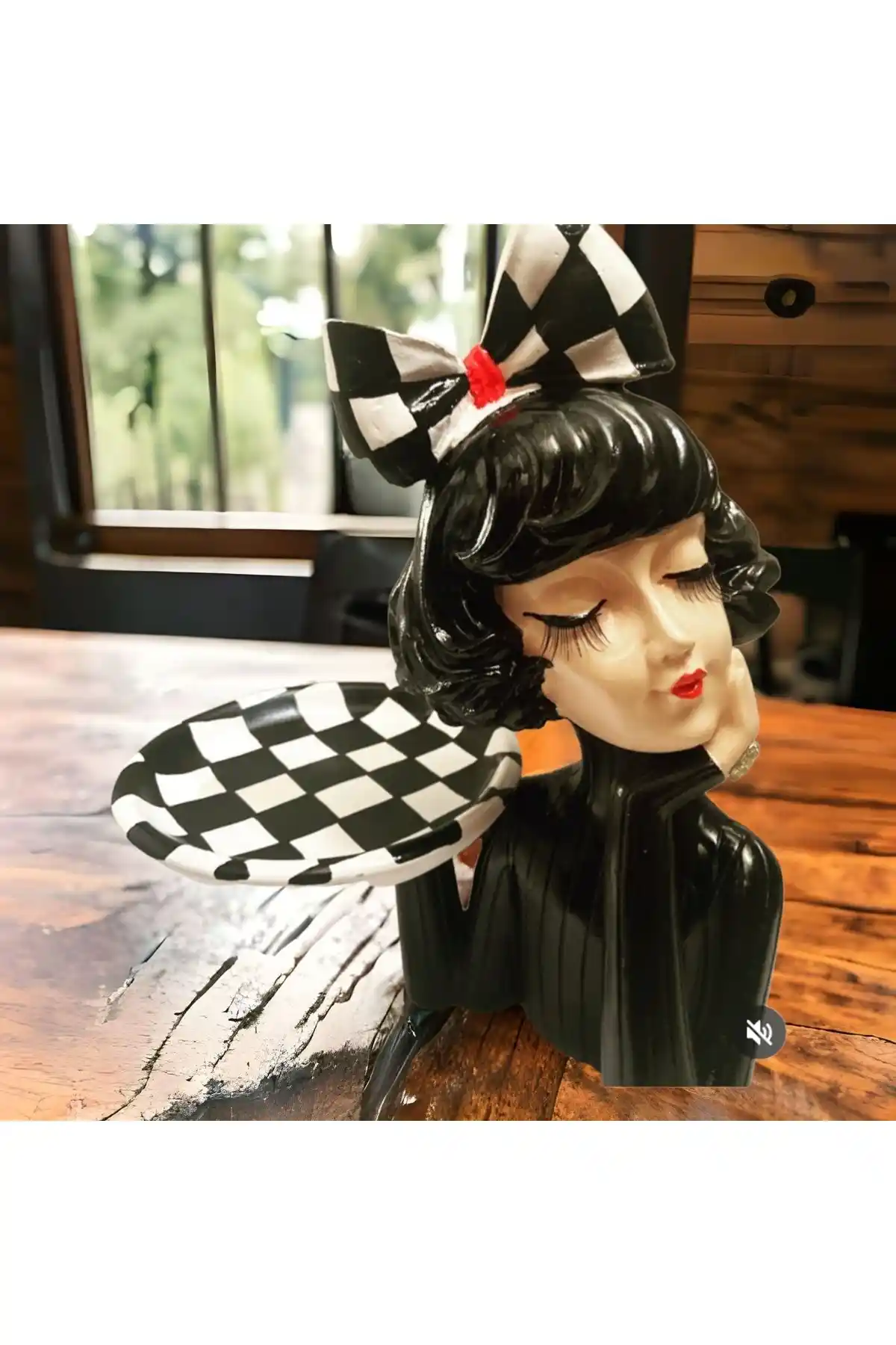 Shules Collection Tepsili Siyah Kareli Kız: Geleneksel ve Modern Tasarımın Birleşimi