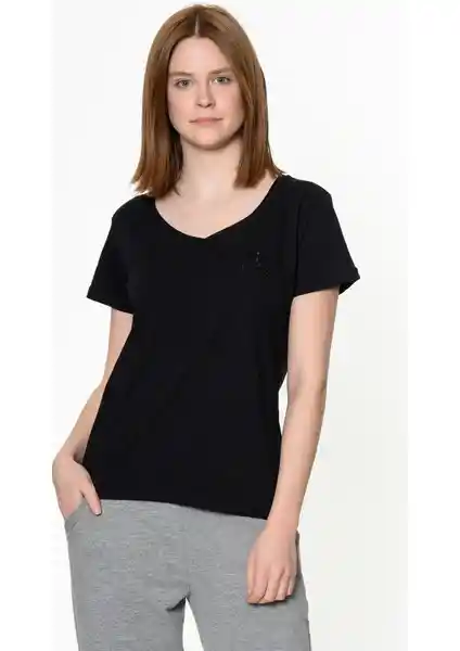 Hummel Alma Kadın Tişörtü: Şıklık ve Konforu Bir Arada Sunan Güncel Moda Tercihi