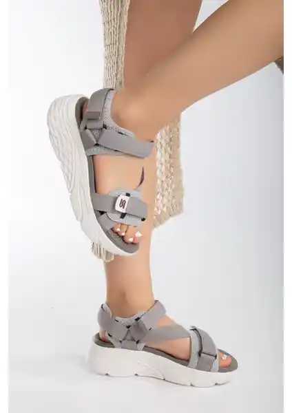 Kadın Günlük Spor Sandalet Dolgu Topuk Cırtlı Gri Modeli Şık ve Rahat Tasarım
