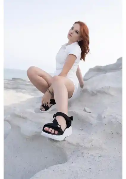 Kadınlar İçin Günlük Kullanıma Uygun Spor Sandalet Siyah Beyaz Renk Seçenekleriyle Sunulur