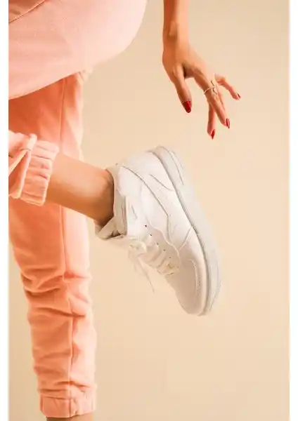 Mcdark Uzun Bilekli Spor Ayakkabı: Şıklık ve Konfor Sunan Modern Tasarım ve Malzeme Özellikleri