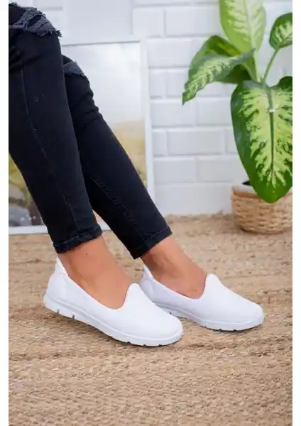 NeskaAvm Beyaz Yürüyüş Ayakkabısı Kadınlar İçin Şıklık ve Konforun Birleşimi